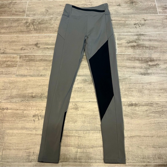Gymshark Pants - Gymshark Crossover Waist Leggings Women’s Small Gray Black‎ Criss-Cross Running